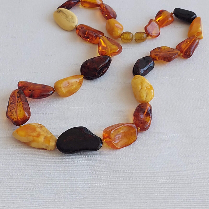 yassi kesim iri tasli karisik renkli parlak uzun yetiskin kehribar kolye 2