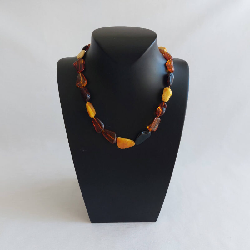 yassi kesim iri tasli karisik renkli parlak uzun yetiskin kehribar kolye