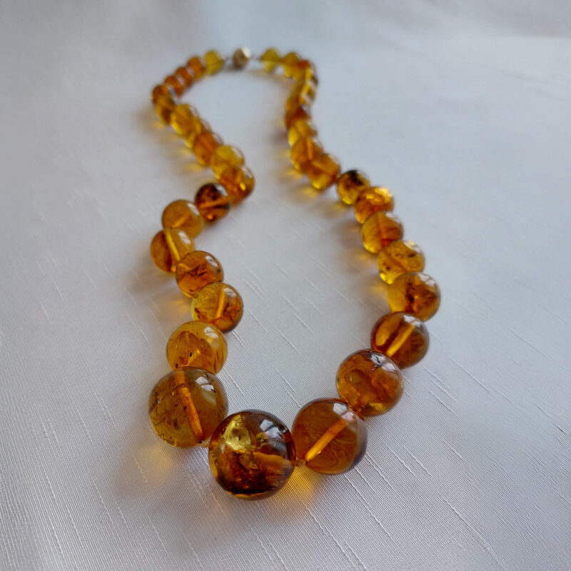 Yuvarlak Kesim Fosilli Kahverengi Yetişkin Dominik Kehribar Kolye 2